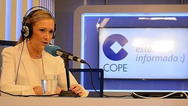 La presidenta de la Comunidad de Madrid, Cristina Cifuentes, durante una entrevista en la cadena Cope el pasado mes de octubre