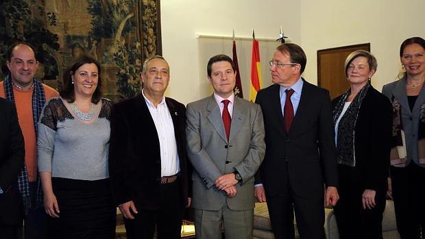 Page, junto al embajador de Finlandia y el alcalde de Santa Cruz de la Zarza