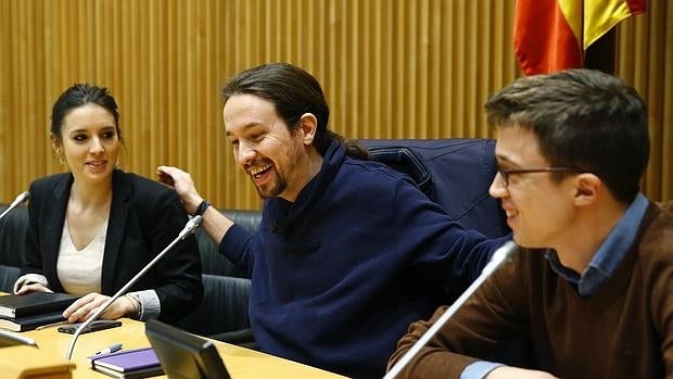 El líder de Podemos, Pablo Iglesias, acompañado por el portavoz en el Congreso, Íñigo Errejón, y la portavoz en la Comisión de Educación y Deporte, Irene Montero