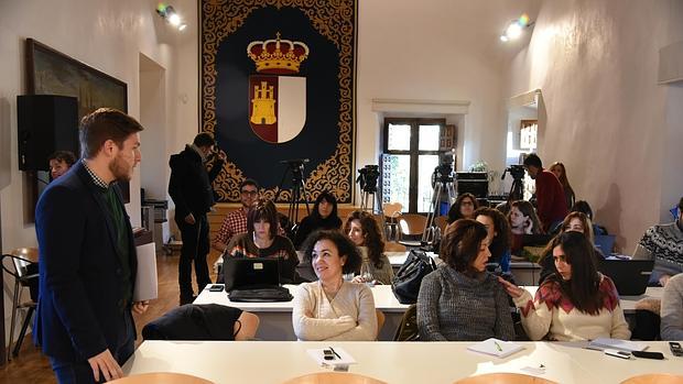 El portavoz regional conversa con los periodistas antes de la rueda de prensa para anunciar los acuerdos del Consejo