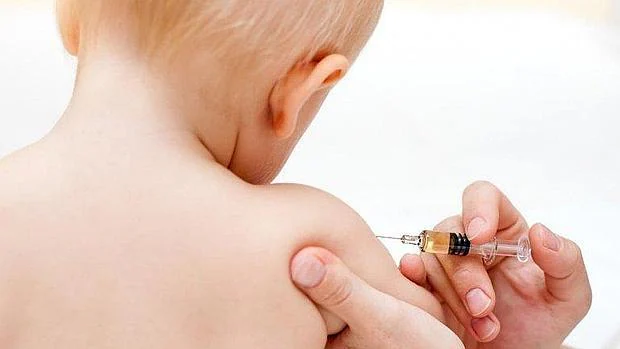 Un bebé recibe la vacuna de la varicela en una imagen de archivo