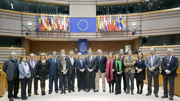 Mariano Rajoy, con los diputados del PP en el Parlamento Europeo