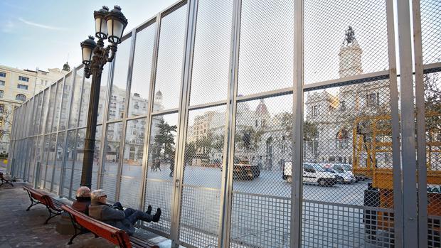 Imagen de los preparativos para la mascletà en la Plaza del Ayuntamiento de Valencia