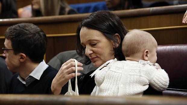 Imagen de la diputada de Podemos Carolina Bescansa con su bebé en el Congreso