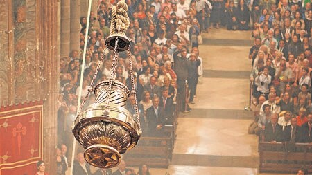 El botafumeiro, en pleno vuelo en la Catedral de Santiago