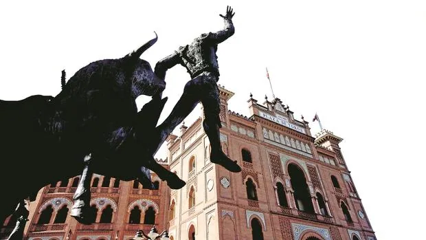 La estatua en honor al «Yiyo», frente a la plaza de Las Ventas