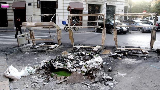 Imagen de archivo de unos contenedores quemados en Valencia