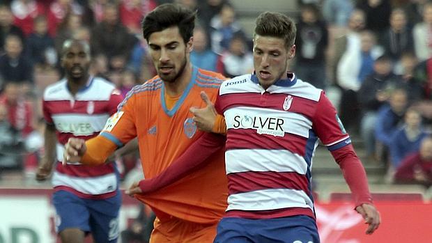 André Gomes y Rochina pugnan por el balón