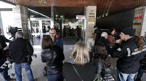 Imagen tomada este lunes frente al domicilio de Alfonso Grau