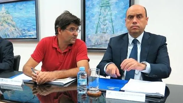 Miguel Ángel Pavón y Gabriel Echávarri, en una reunión del consejo del puerto.