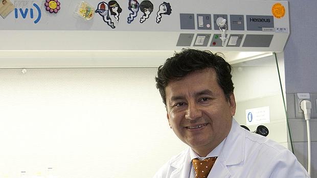 El doctor Muñoz, en uno de los laboratorios del centro vigués