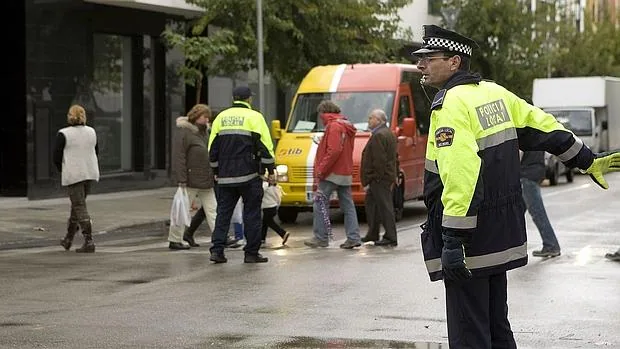 Varios agentes de la Policía Local controlan el tráfico en Palma de Mallorca