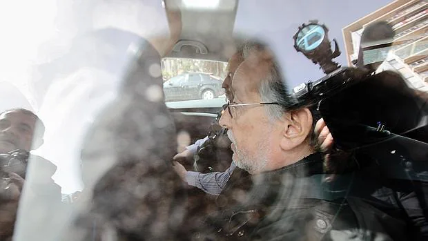 Imagen de Alfonso Grau en un coche de la Guardia Civil