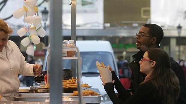 Imagen de archivo de unos turistas en un puesto de churros en Valencia