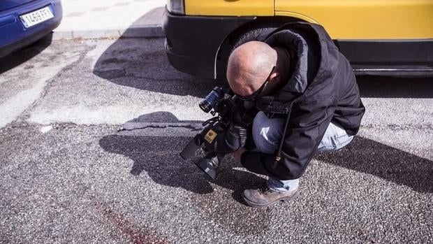 Un reportero de televisión toma imágenes de los restos de sangre del inspector de la Policía Nacional jubilado, de unos 75 años