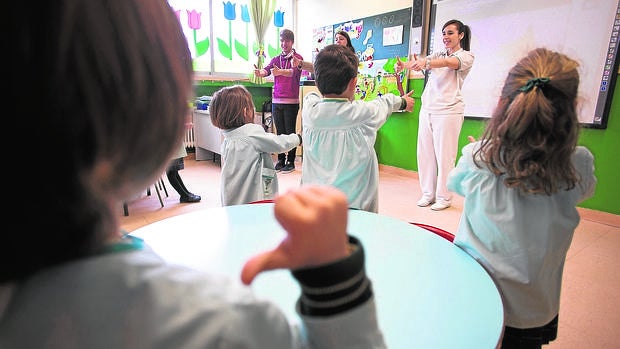 Tutoras con niños en clase