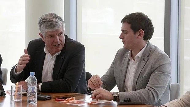 El presidente de Ciudadanos, Albert Rivera (d) y el secretario general, Matías Alonso