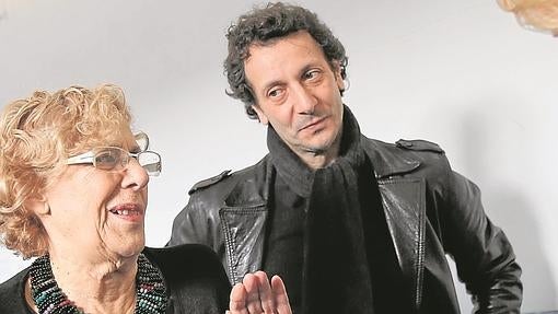 Padres, novios y amigos entre los enchufados de Carmena