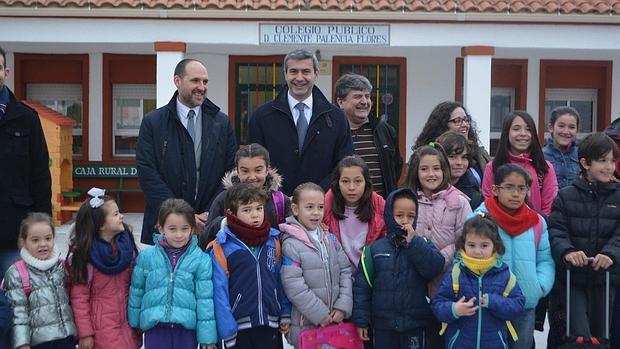 El presidente de la Diputación, Álvaro Gutiérrez, con parte de los alumnos del colegio