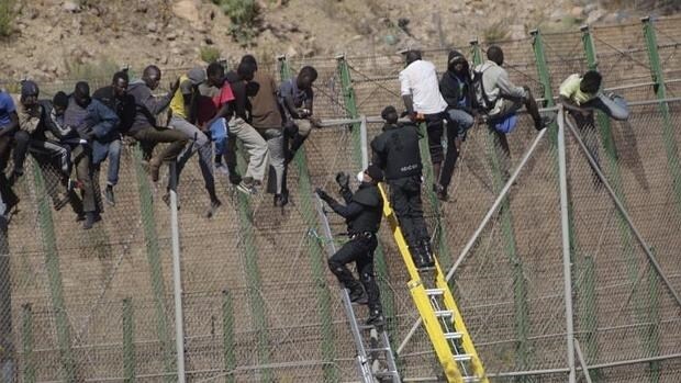 Inmigrantes en la valla de Melilla
