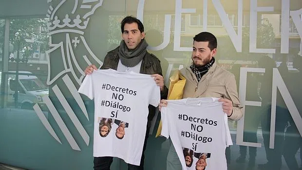Luisma Pizana (izquierda), con una camisete de la campaña de NNGG del PP alicantino.