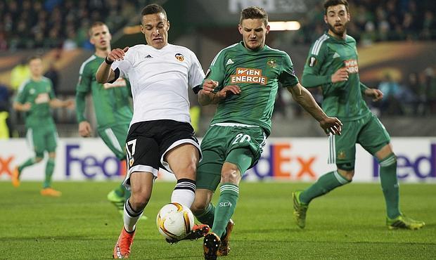 Rodrigo, autor del primer gol del Valencia, pugna por un balón con Hofmann, del Rapid