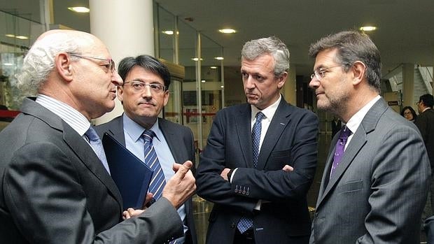 El ministro de Justicia en funciones, Rafael Catalá (1d),el vicepresidente de la Xunta, Alfonso Rueda (2d) conversan con el Fiscal Superior de Galicia, Fernando Suances (1i) y con el director general de Xusticia de la Xunta