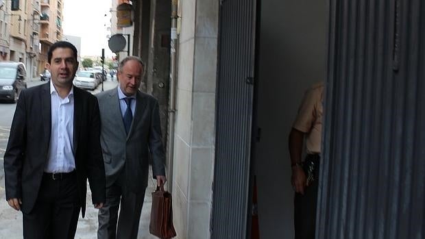 El alcalde de Alcoy, Toni Francés (izquierda), con su abogado, Roque Monllor, a la entrada de los juzgados