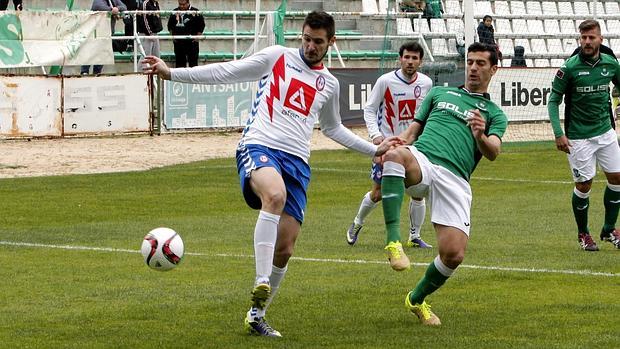 El toledano Roberto García, a la derecha, disputa un balón