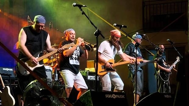 El grupo Bajoqueta Rock durante una actuación