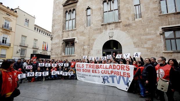 Imagen de una protesta de los extrabajadores de RTVV frente al Palau de la Generalitat