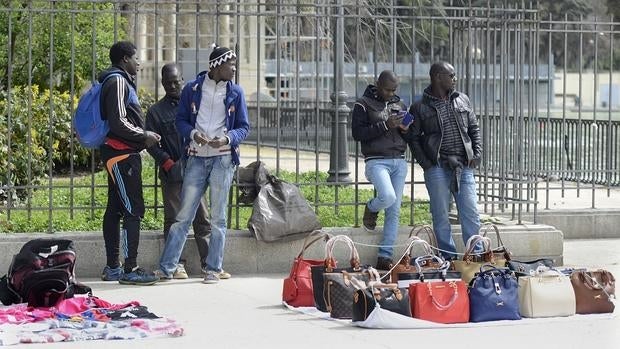 Un grupo de manteros, hace unos días, en El Retiro