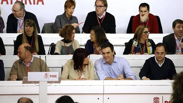 Sánchez dialoga ayer con la presidenta del PSOE, Micaela Navarro, en la reunión del Comité Federal del PSOE