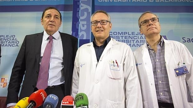 Sáez, junto a Victor Sagredo, coordinador de trasplantes del hospital de Salamanca (D) y Francisco Gómez Veiga jefe del servicio de urología