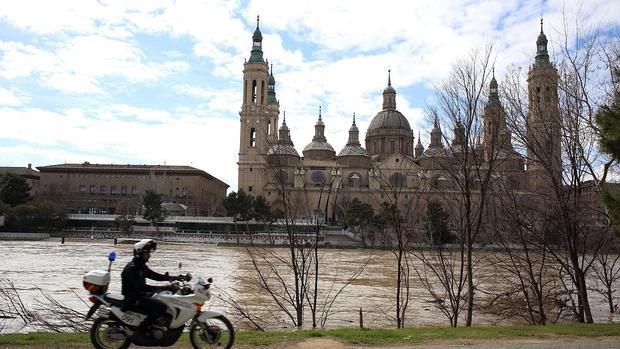 Aspecto que presentaba el Ebro a su paso por Zaragoza capital este miércoles