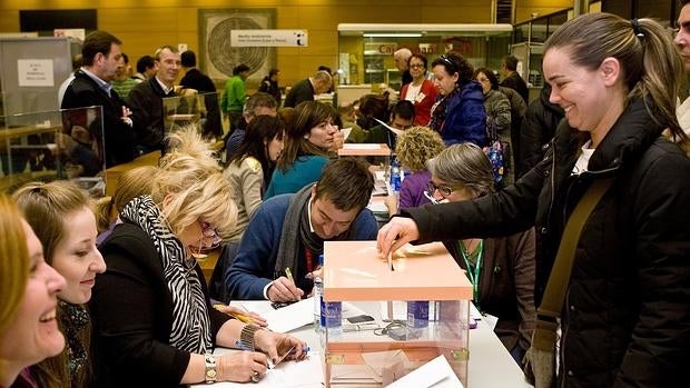 Una mujer vota en las pasadas elecciones sindicales, en 2012