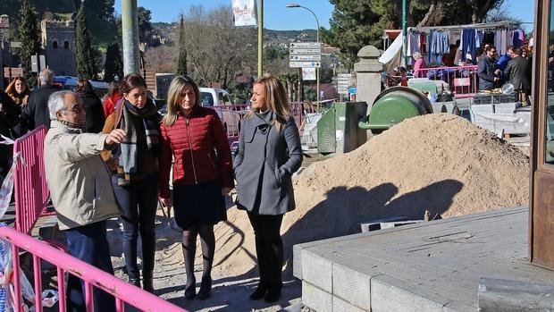 La alcaldesa Tolón ,acompañada de las concejales de la Cruz y Puig, visitaron las obras de Bisagra Ayto