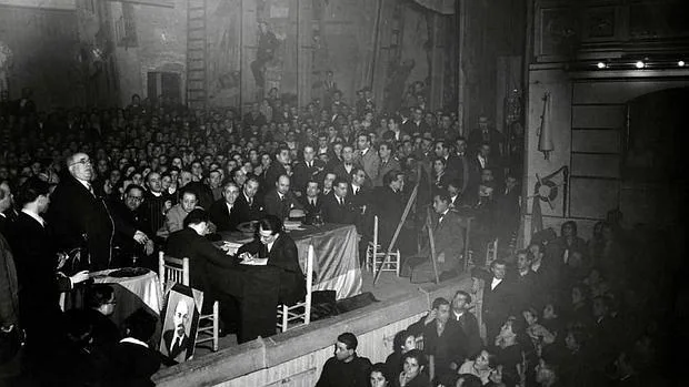 Mitin de Manuel Azaña en el Teatro de Rojas de Toledo durante la campaña electoral de febrero de 1936, en la mesa presidencial se encuentra Félix Urabayen (Foto Rodríguez. AHPT)