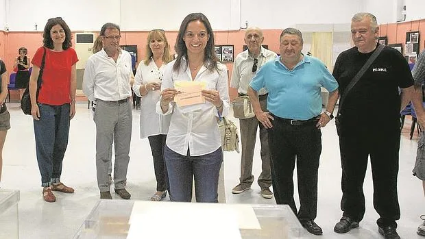 Sara Hernández vota en las primarias del PSOE-M celebrada el pasado mes de julio