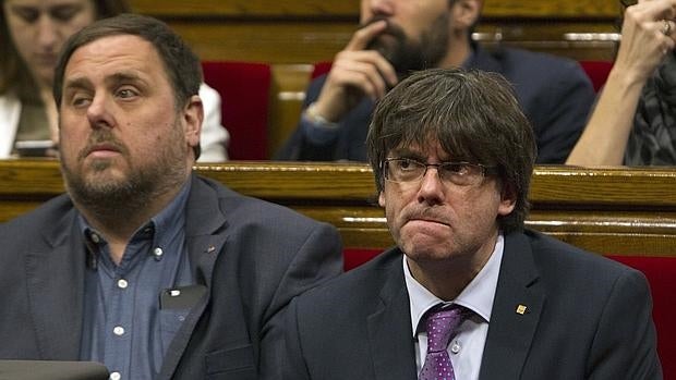 Carles Puigdemont, junto a Junqueras en el Parlament