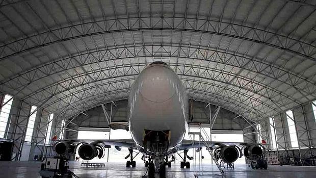 Avión estacionado en el aeropuerto industrial de Teruel