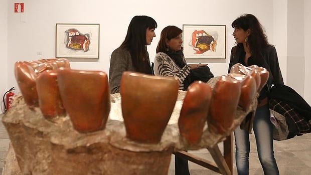 Ana Redondo, Viky Soto y la comisaria María Toral conversan frente a una obra de Kiki Smith