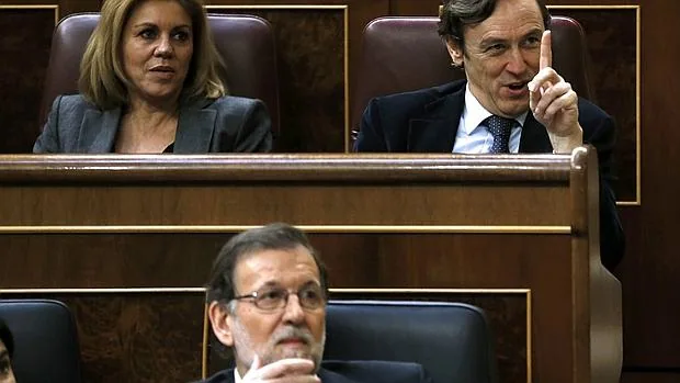 Mariano Rajoy, María Dolores de Cospedal y Rafael Hernando, en sus escaños del Congreso