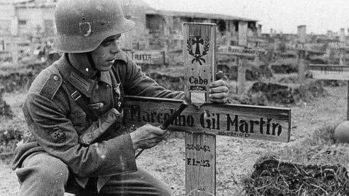 Soldado español de la División Azul ante la tumba de un camarada caído