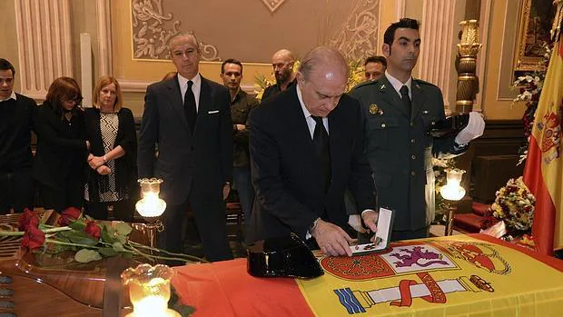 Jorge Fernández Díaz impone la Cruz de la Orden del Mérito de la Guardia civil al agente fallecido