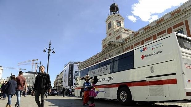 Autobús de donación de sangre de Cruz Roja en la Puerta del Sol de Madrid