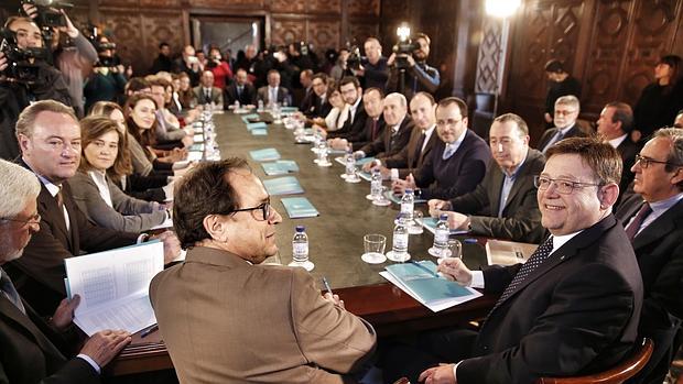 Imagen de Puig durante la reunión con senadores y diputados para abordar la financiación autonómica