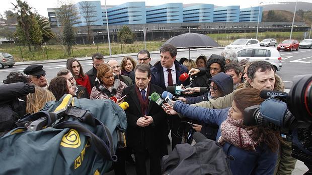 Abel Caballero, Carmela Silva y Gómez Besteiro, junto al hospital de Vigo Álvaro Cunqueiro