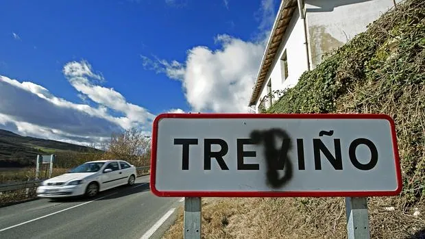 El cartel del pueblo de Treviño con una 'b', como se escribiría en euskera