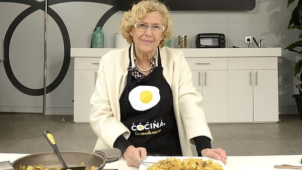 La alcaldesa de Madrid, Manuela Carmena, durante su participación en un programa de cocina